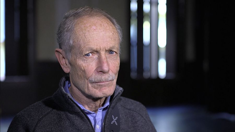 A los lectores de Erri de Luca no les sorprende esa condición de poeta a tenor del lirismo que envuelve su prosa