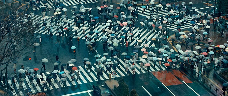 Imagen aérea de un paso de cebra en una calle masificada de Tokio, Japón