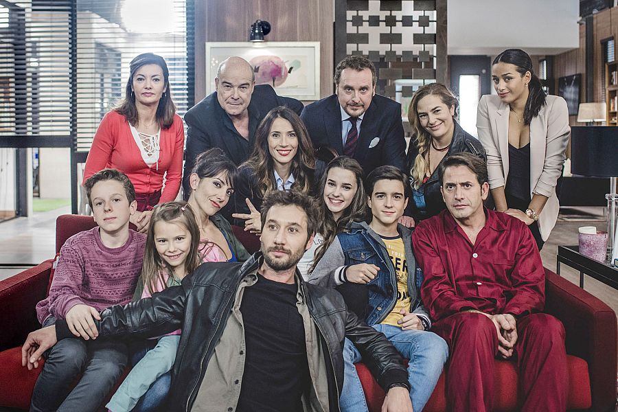 La familia de 'iFamily' posa en el lujoso chalet de Luis en el que vive con sus cuatro hijos