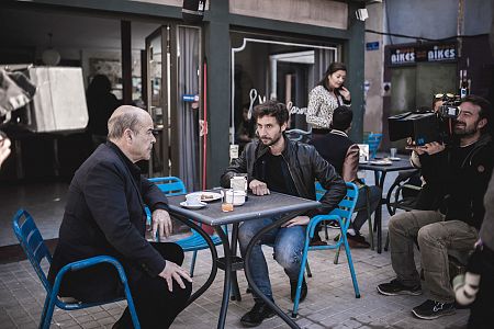 Kike (Raúl Fernández), viejo conocido de Curro (Anotnio Resines) pasará muchas horas en el bar