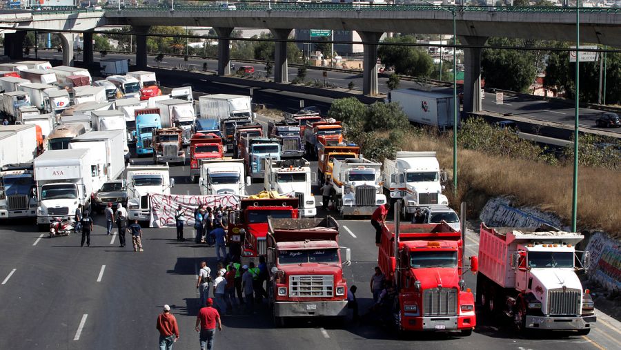 Camioneros bloquean la autopisto México-Querétaro