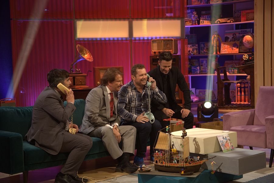 El Monaguillo y Bigote Arrocet se divierten en el plató de 'Espinete no existe' junto a Eduardo Aldán