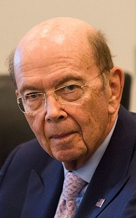  El nominado a secretario de Comercio Wilbur Ross asiste a una reunión con Donald Trump.