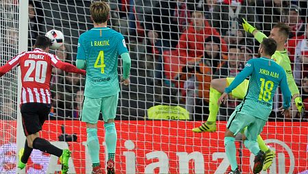 Aduriz cabecea a la red el primer gol del Athletic