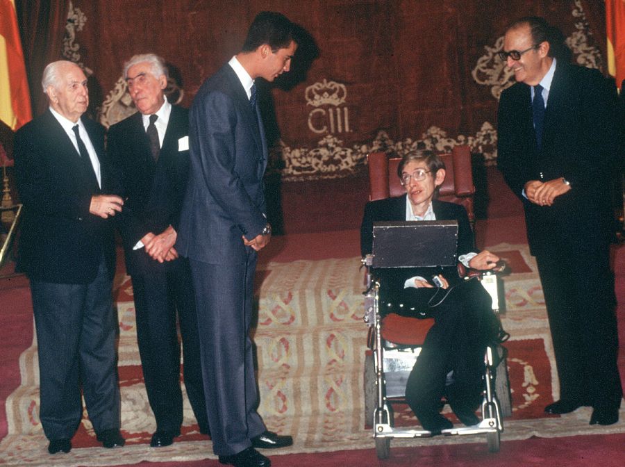 Stephen Hawking recibe el Premio Príncipe de Asturias de la Concordia en 1989.