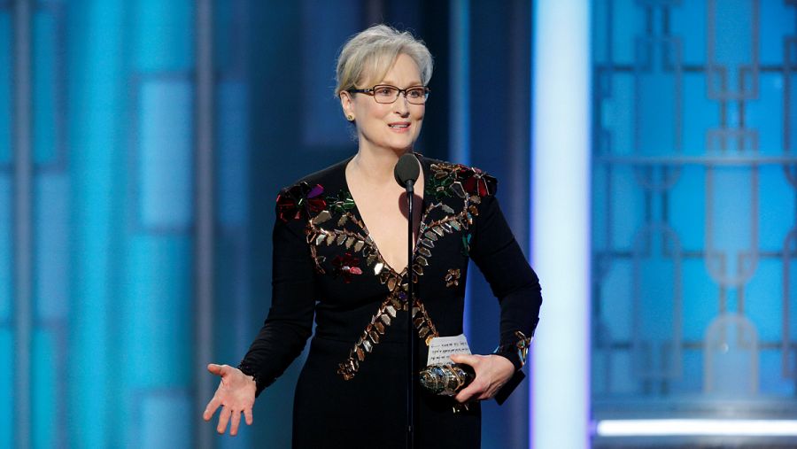 La actriz Meryl Streep agradece el premio Cecil B. DeMille en los Globos de Oro 2017.