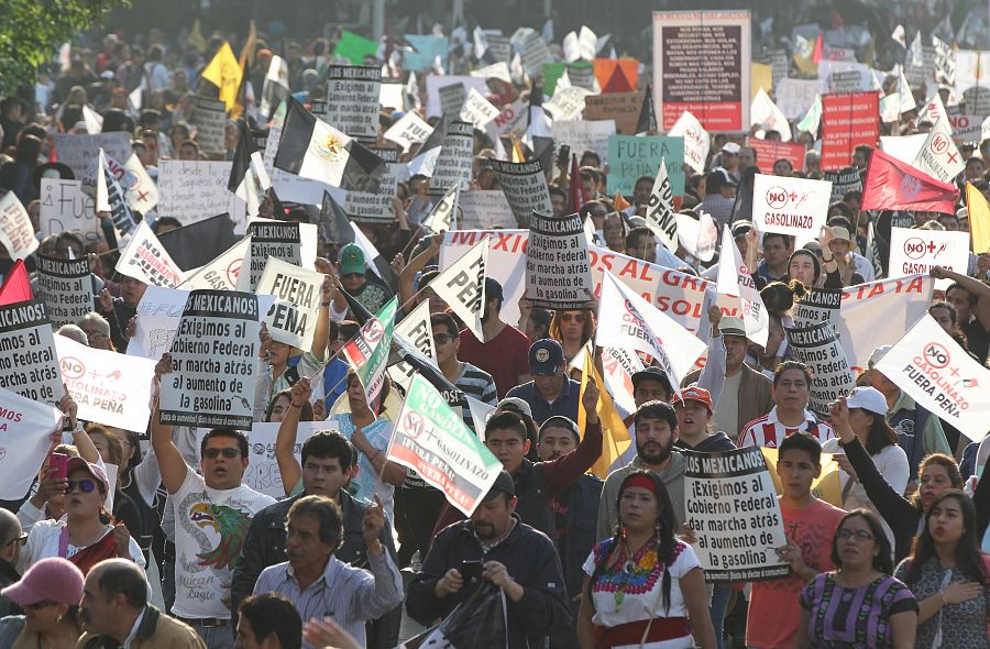 Miles de personas protestan contra el aumento de los precios del combustible en Ciudad de México.