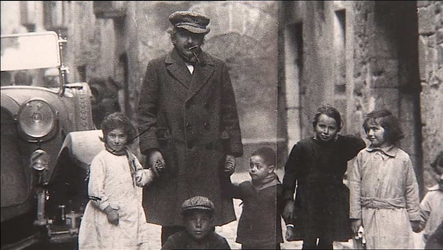Albert Einstein, durante su visita a Poblet