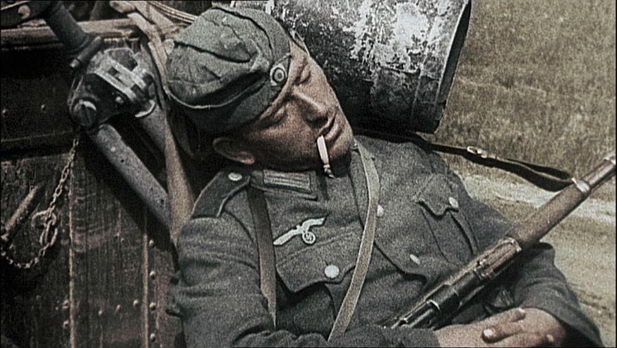 Rusia, julio de 1941: infantería alemana agotada por las largas y duras marchas diarias por la inmensidad del territorio ruso.