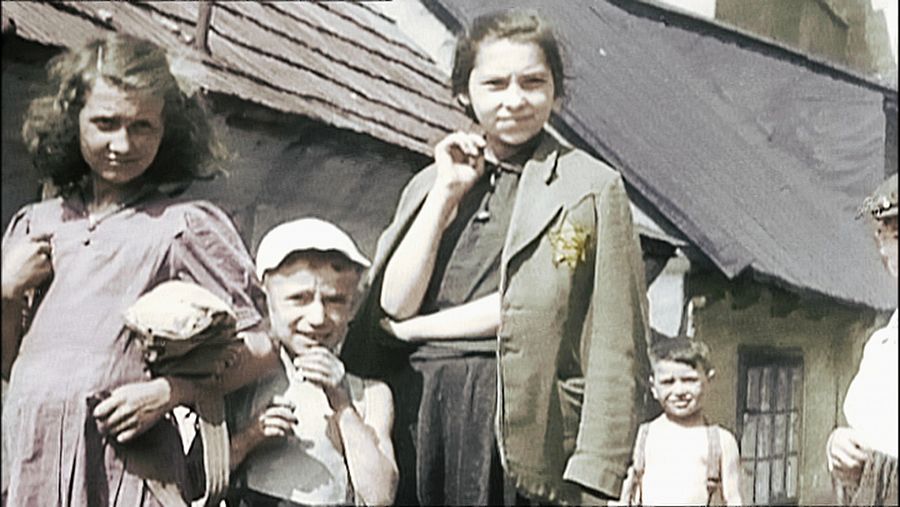 Polonia, verano de 1941: niños judíos en un gueto. El uso de la estrella amarilla es obligatorio para los judíos en todos los territorios controlados por los nazis