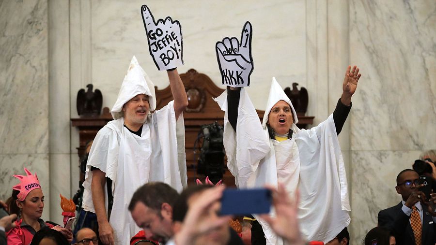 Activistas disfrazados de miembros del Ku Klux Klan protestan en la comparecencia de Ssesions en el Senda de los EE.UU.