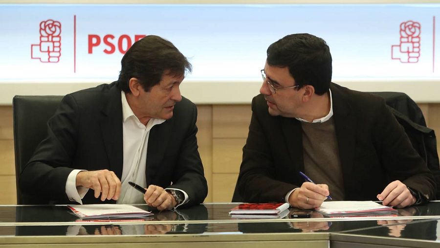 El presidente y portavoz de la gestora del PSOE, Javier Fernández y Mario Jiménez.