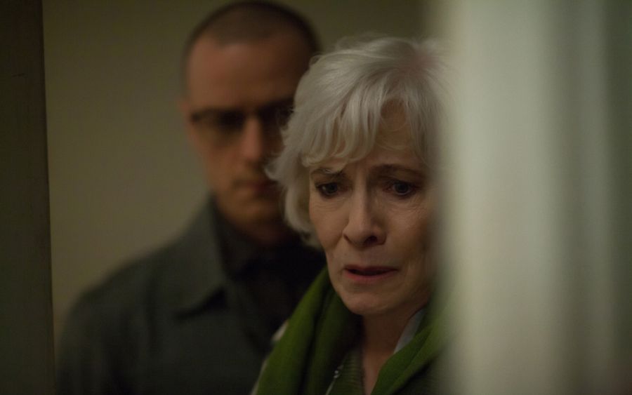 Betty Buckley interpreta a  la Dra. Karen Fletcher, la psiquiatra del protagonista