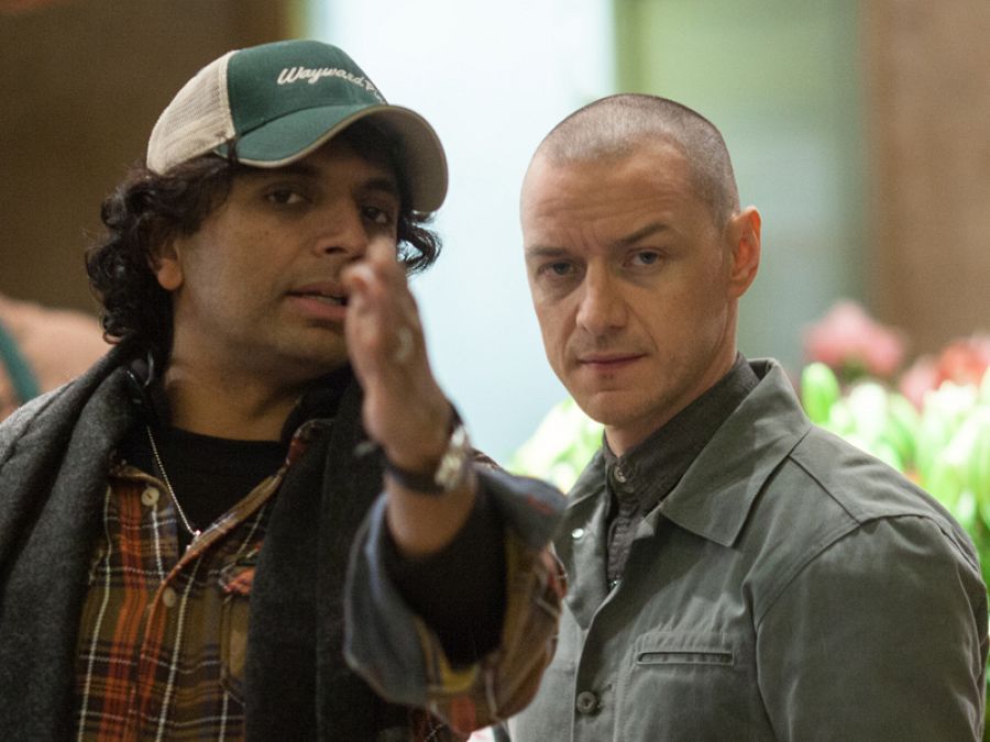 Shyamalan dando instrucciones a McAvoy