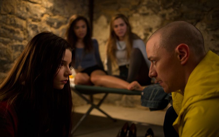 Anya Taylor-Joy y James McAvoy en una escena de la película
