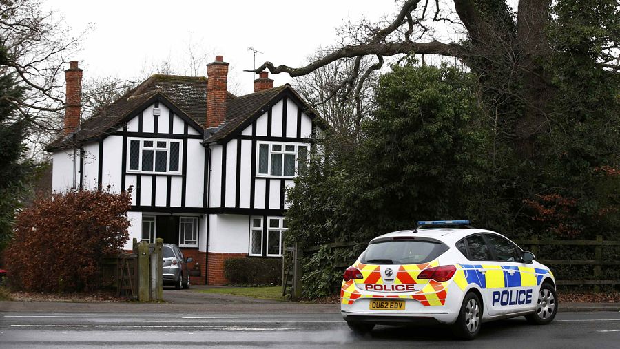 Un coche de policía permanece estacionado en frente a la vivienda del ex expía Christopher Steel