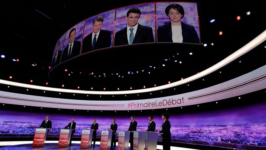 Los siete candidatos a las primarias socialistas durante el primer debate televisado.
