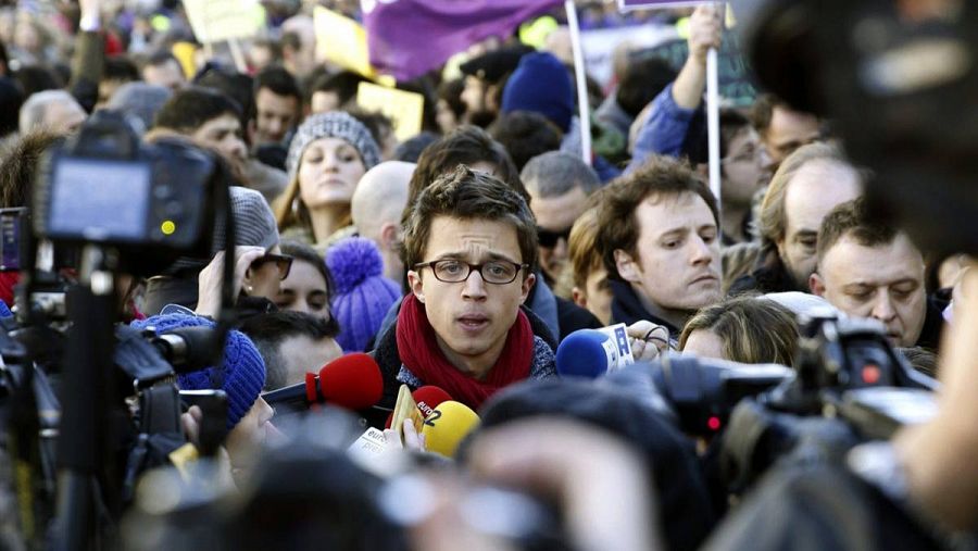 Errejón atiende a los medios de comunicación.