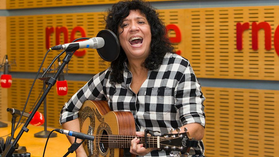 La cantante canaria tocó sus nuevos temas en acústico