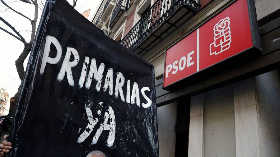 Un militante socialista pide 'primarias ya' a las puertas de Ferraz.