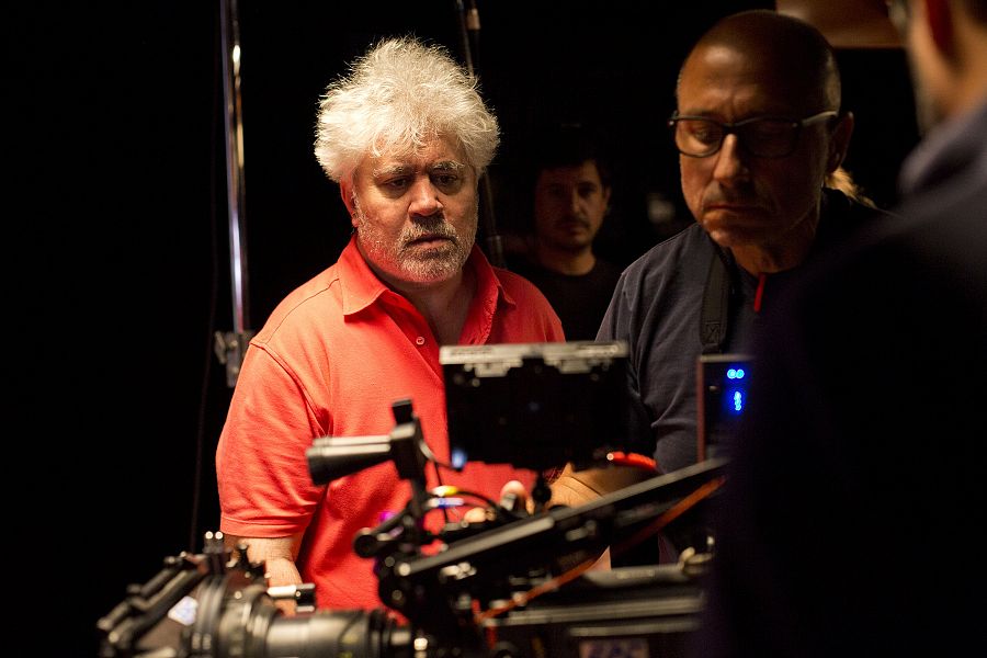 Pedro Almodóvar observa el rodaje de una escena de 'Julieta' acompañado de su equipo