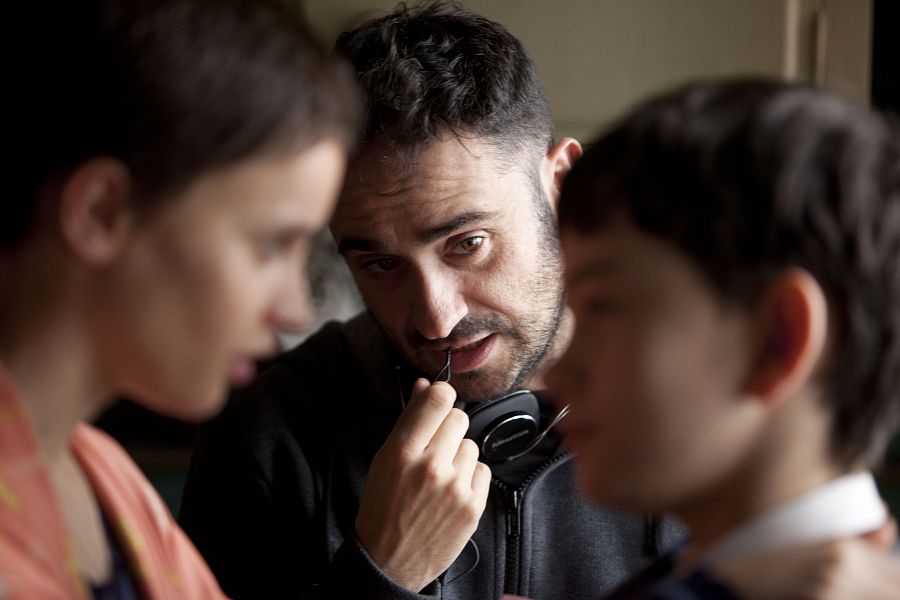 J.A. Bayona durante el rodaje de una escena de 'Un monstruo viene a verme', con Sigourney Weaver y Lewis MacDougall