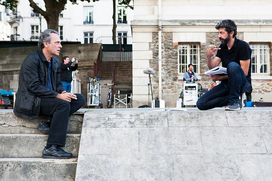 Alberto Rodríguez y José Coronado dialogan durante el rodaje de 'El hombre de las mil caras'