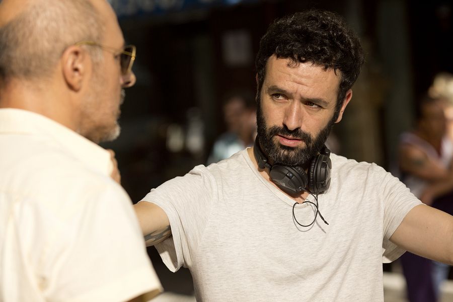 El director de 'Que Dios nos perdone, Rodrigo Sorogoyen, durante el rodaje de la película, junto a Roberto Álamo