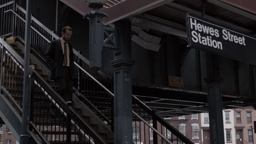 Larry De Mecco baja por las escaleras del metro de Nueva York en un fotograma de la película 
