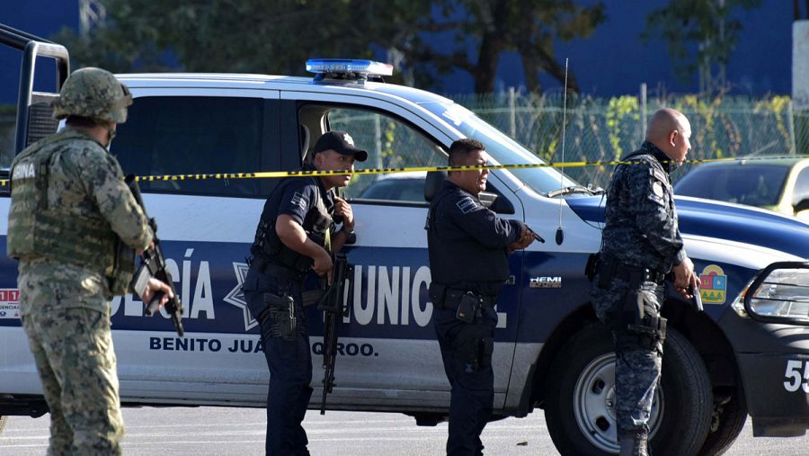 Policías estatales y federales hacen frente a un grupo armado que atacó la Fiscalía del estado mexicano de Quintana Roo.