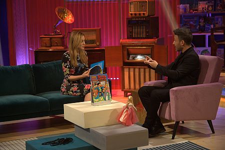 La actriz Marta Hazas recordará su infancia con la Barbie, un tebeo de Superlópez y la goma de saltar