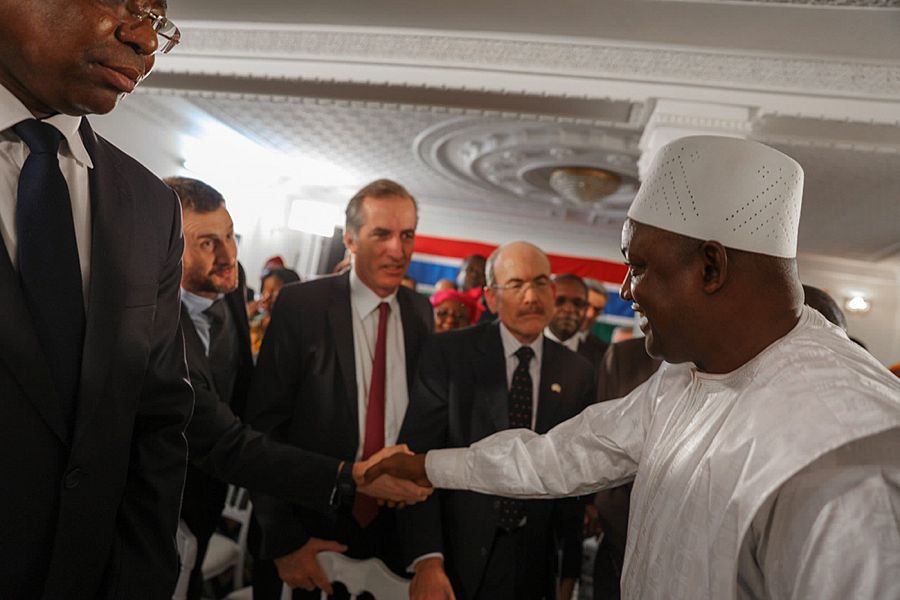 Adama Barrow saluda a varios embajadores tras jurar el cargo de presidente de Gambia en Dakar