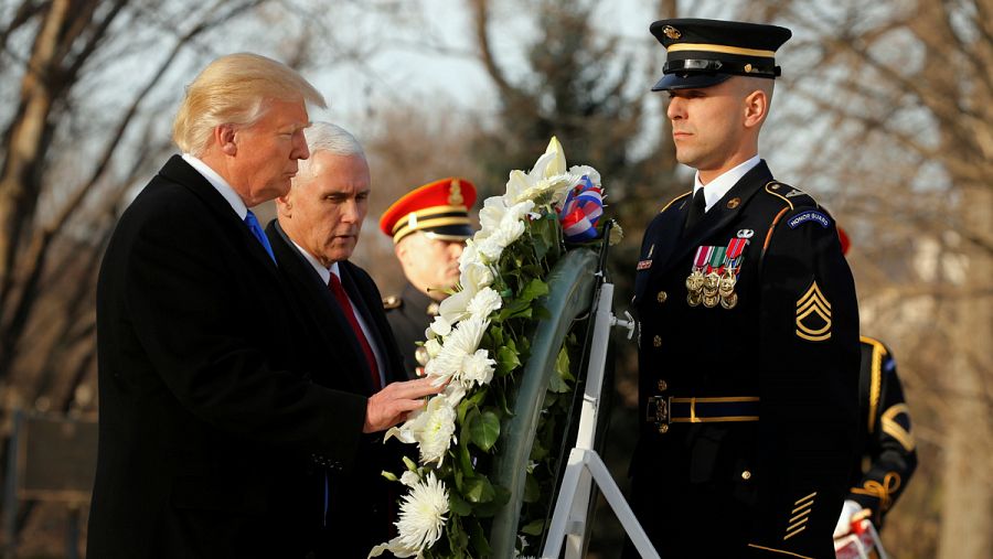 Donald Trump y Mike Pence durante la ofrenda floral en el cementerio de Arlington.