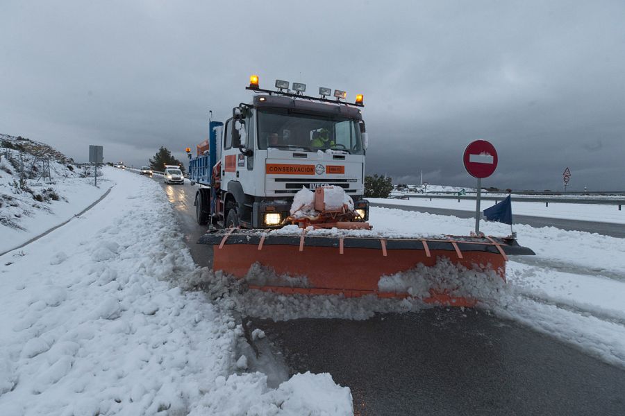 Una maquina quitanieves retira la nieve caída en Bullas, en la Región de Murcia