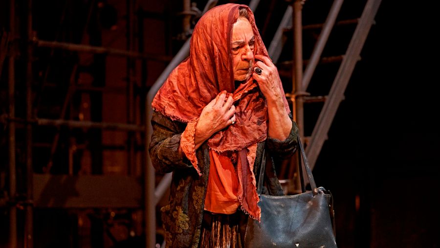 José Luis Gómez durante una escena de 'Celestina', en el Teatro de la Abadía