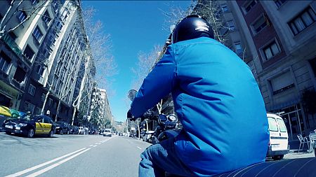 Un misterioso motorista circula por Barcelona a toda velocidad mientras se busca al asesino