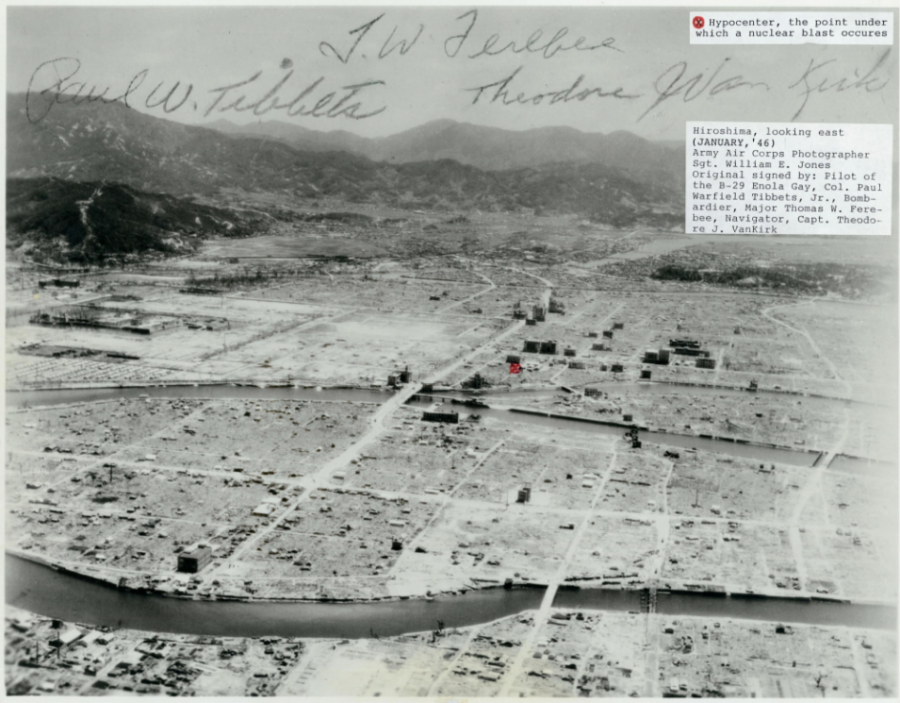 Fotografía aérea tomada en enero de 1946 del punto en el que cayó la bomba firmada por tres de los tripulantes del Enola Gay.