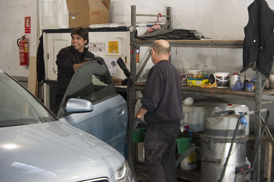 Fran Rivera trabajará por un día en un taller mecánico donde tendrá que cambiar ruedas o limpiar carrocerías...un empleo muy distinto al suyo