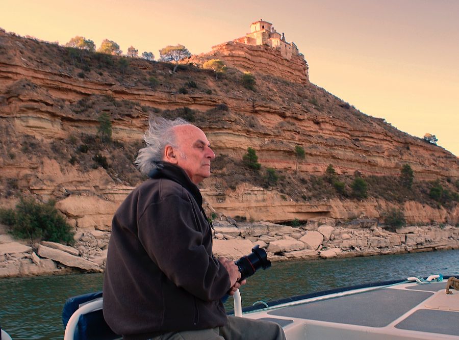 Carlos Saura, durante un paseo or el 'Mar del Ebro'