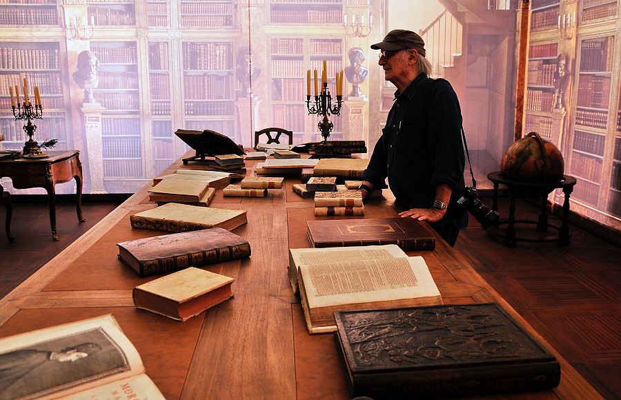 Carlos Saura, en la biblioteca