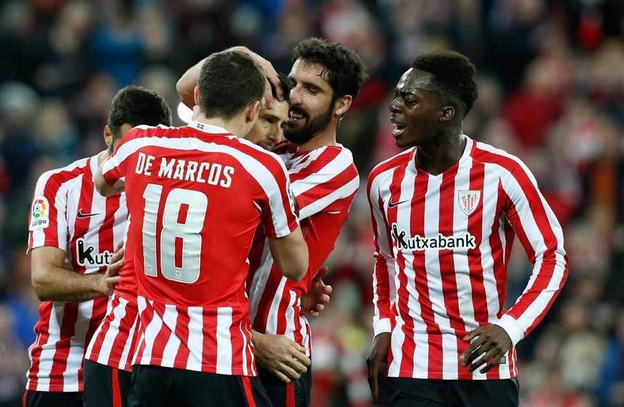 Aduriz celebra con sus compañeros el segundo gol, el de la remontada.