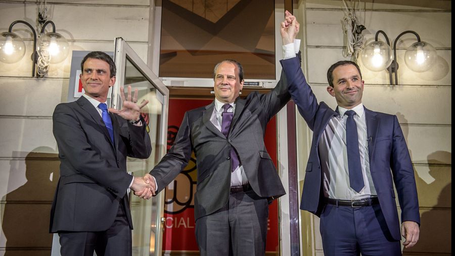 El secretario general del partido socialista francés, Jean-Christophe Cambadelis, junto a Manuel Valls y Benoît Hamon.