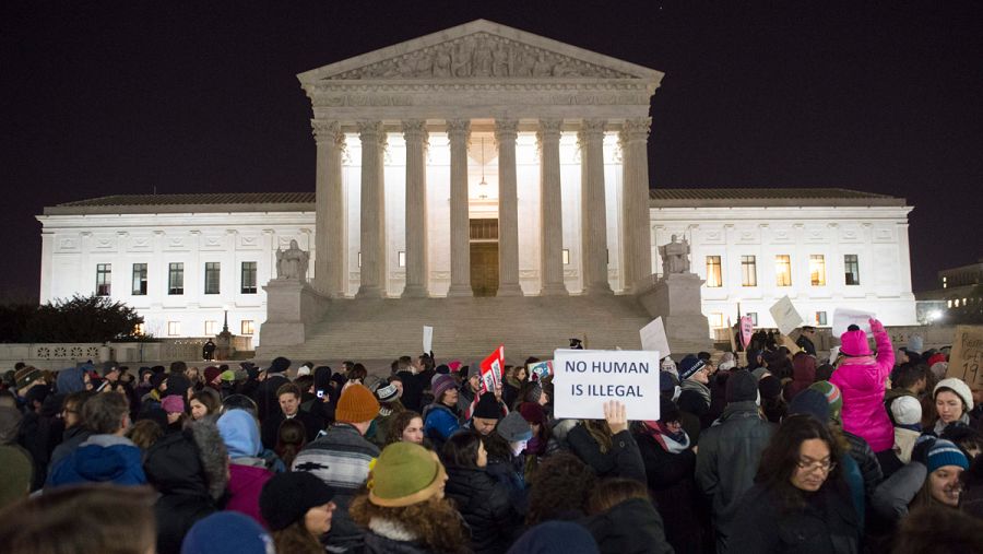 Una manifestación frente al Tribunal Supremo de EE.UU. contra el veto migratorio impuesto por Donald Trump este lunes.