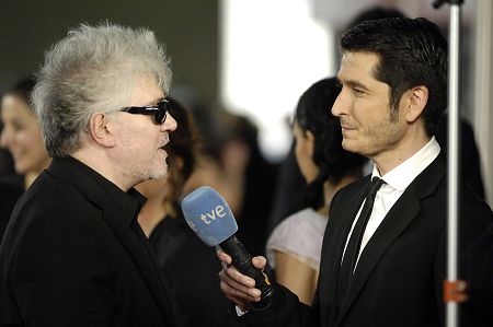 Carlos del Amor con Pedro Almodóvar en la alfombra roja de los Goya