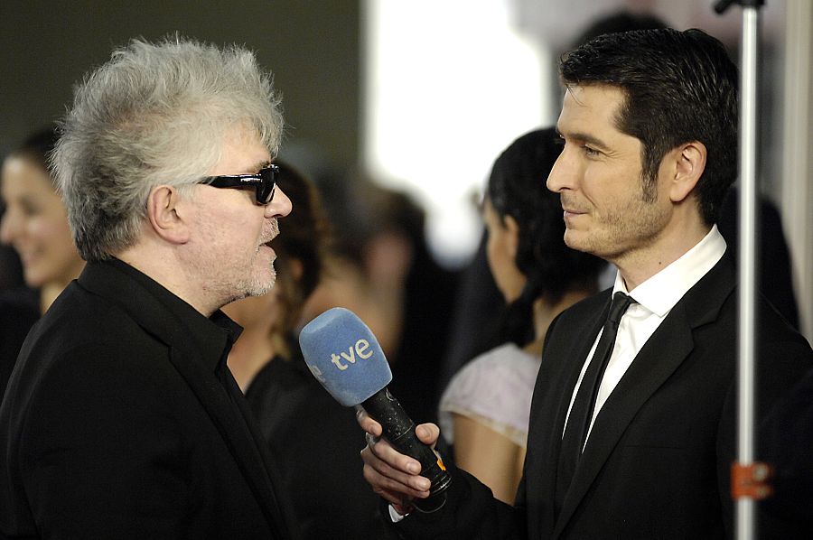 Carlos del Amor con Pedro Almodóvar en la alfombra roja de los Goya