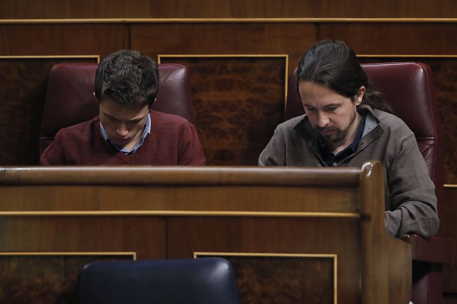 Errejón e Iglesias consultando sus teléfonos móviles