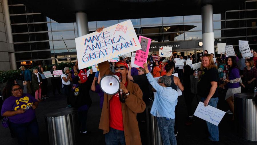 Un seguidor de Trump se manifiesta ante las protestas contra el veto migratorio en el Aeropuerto Internacional de Los Angeles