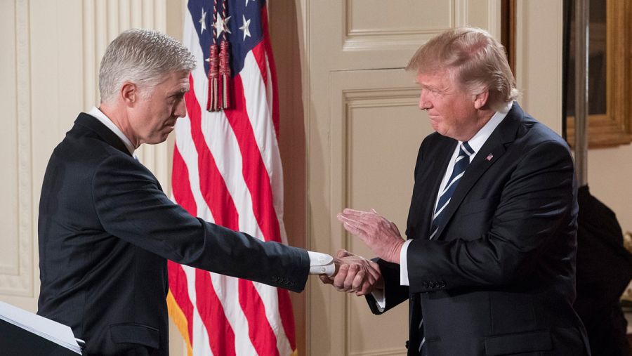 El nominado al Tribunal Supremo, Neil Gorsuch, saluda al presidente de los Estados Unidos, Donald Trump.