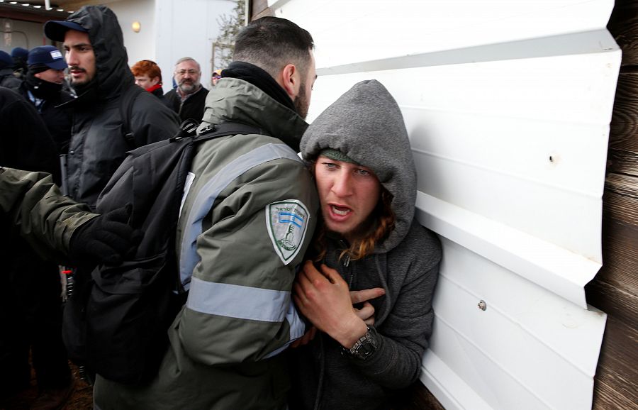 Jóvenes colonos se han enfrentado a las fuerzas policiales arrojándoles a su llegada piedras, lejía y otros líquidos.