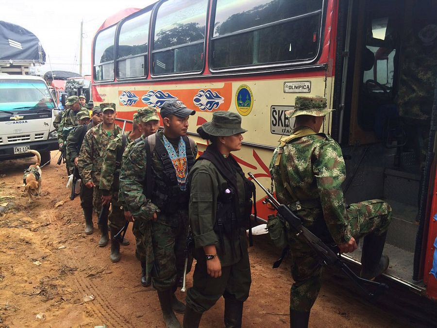 Un autobús recoge a varios guerrilleros de las FARC para su desmovilización